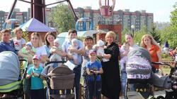 288 губкинских семей получили подарки для новорожденных