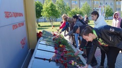 Сотрудники ЦКР «Лебединец» возложили цветы к памятнику героям Великой Отечественной войны 