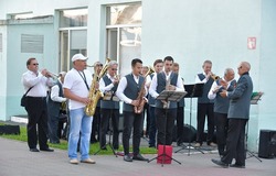 Муниципальный духовой оркестр поздравил губкинских медиков с их профессиональным праздником