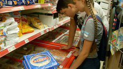 Волонтёры нашли просроченные суши и блины в супермаркете Губкина