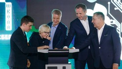 Вячеслав Гладков совместно с Германом Грефом и Владимиром Зотовым открыли новый кампус «Школы 21»