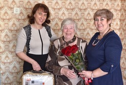 Губкинские педагоги поздравили свою коллегу с 90-летием