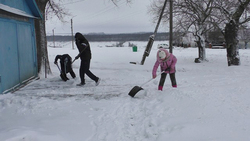 «Снежный десант» высадился в Скородном. Как сельские ребята помогают пожилым людям