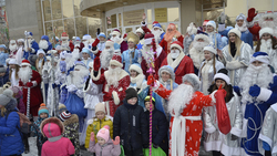 Парад Дедов Морозов открыл новогодние праздники