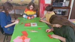 Мастер-класс по изготовлению звёздочки в технике простого оригами состоялся в ЦКР «Лебединец»