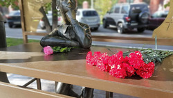 Белгородцы несут цветы к временному мемориалу в память о жертвах трагедии в Казани