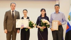 Губернатор Белгородской области Вячеслав Гладков вручил школьникам стипендии в сфере образования