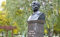 Памятник академику Губкину объединил несколько поколений горожан 