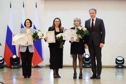 Вячеслав Гладков наградил именными стипендиями губернатора губкинских студенток 