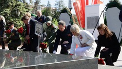 Вячеслав Гладков поучаствовал в возложении цветов к мемориалам и памятникам в Белгороде