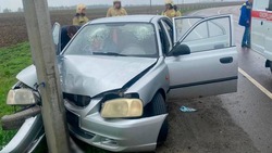 Два автомобиля улетели в кювет и врезались в столбы в выходные в Губкинском округе