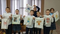 Губкинские школьники приняли участие в мастер-класс по декорированию сумок-шопперов