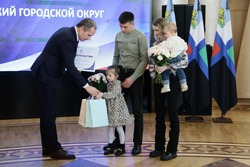  Вячеслав Гладков передал белгородцам денежные сертификаты на улучшение жилищных условий  