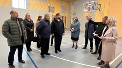 Депутаты оценили обновленный спортивный зал в сельской школе Губкинского округа