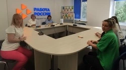 Двенадцать ищущих работу женщин посетили ярмарку вакансий в Губкинском кадровом центре