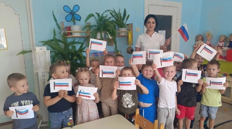 В детском саду «Росинка» города Губкина состоялась выставка рисунков «Флаг России в детских руках»