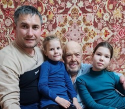 «Нет в России семьи такой, где б не памятен был свой герой»