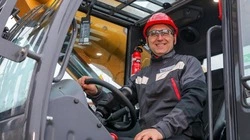 Универсальный «обувщик». В автотракторное управление поступил новый шинный манипулятор