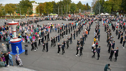 700 участников от трёх до 80 лет станцевали на главной площади Губкина