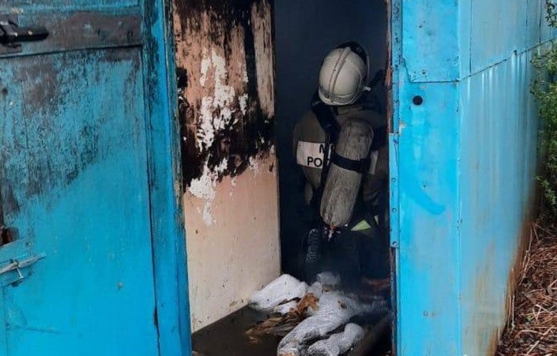Губкинские спасатели ликвидировали пожар в строительном металлическом вагончике
