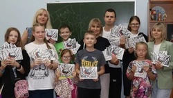 Губкинские дети изготовили открытки ко Дню государственного флага России