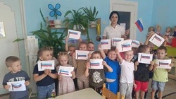 В детском саду «Росинка» города Губкина состоялась выставка рисунков «Флаг России в детских руках»