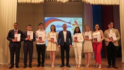 43 губкинских выпускника получили награду за труд и прочные знания