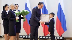 Вячеслав Гладков наградил отличившихся детей в номинации «Образование»