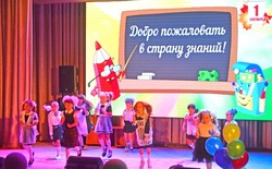 Работники ЦКР «Лебединец» подарили мальчишкам и девчонкам театрализованную программу в День знаний