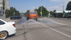 Работники «Губкин-Зеленстроя» поливают асфальтобетонное покрытие улиц города