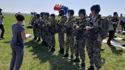 30 курсантов из Губкина совершили прыжки с парашютом