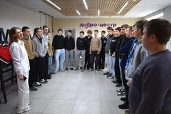 Губкинские студенты посетили выставку стикеров по мотивам символов «Стены ценностей»