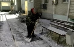 Сотрудники губкинских коммунальных служб приступили к уборке снега