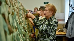 Власти и десантники поддержали работу штаба по изготовлению маскировочных сетей в Губкине