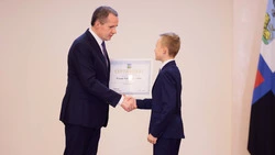 Вячеслав Гладков вручил губернаторские стипендии школьникам в номинации «Образование»