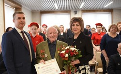 Михаил Лобазнов и Галина Колесникова вручили губкинским ветеранам знак «Почётный гражданин» 