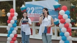 Гордо реет триколор. Губкинцы дружно отметили День Государственного флага России