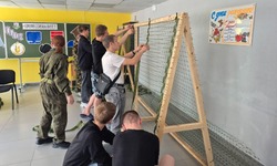 Губкинские студенты плетут маскировочные сети для наших бойцов