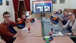 Губкинцы посетили мастер-класс по изготовлению интерьерной картины в смешанной технике