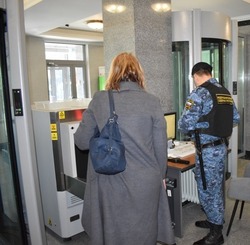 Белгородские судебные приставы доставили подсудимую в суд