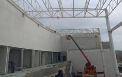 Рабочие продолжают строительство плавательного бассейна в Губкине