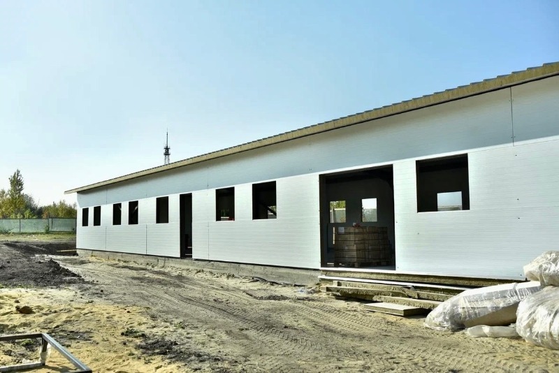 Строители возвели основное здание приюта для животных в Губкине