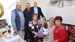 Жительницу Губкина Екатерину Ивановну Поротикову поздравили с 90-летним юбилеем