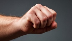 Житель города Губкина обвиняется в нанесении побоев матери