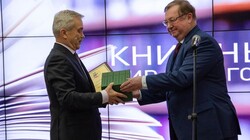 Губернатор Евгений Савченко получил награду «Литературный Флагман России»