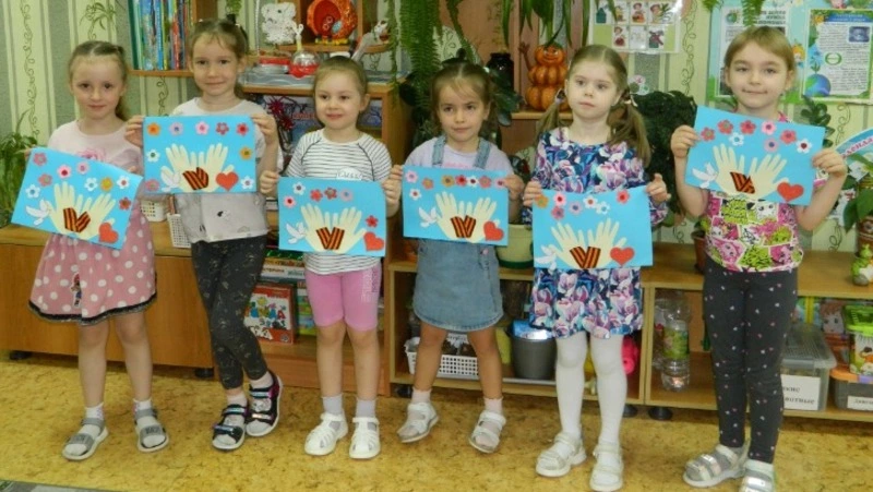 Юные губкинцы приняли участие в трогательном мастер-классе «Чудо в ладошках: открытка для героя СВО»
