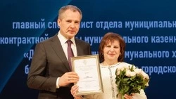 Вячеслав Гладков наградил лучших сотрудников отрасли