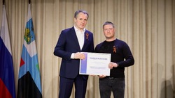 Вячеслав Гладков передал сертификаты на финансовую помощь пострадавшим из-за обстрелов ВСУ бизнесам 