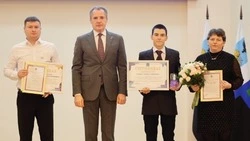 Губернатор Белгородской области Вячеслав Гладков вручил именные стипендии