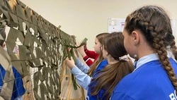 Губкинские Волонтёры Победы активно включились в работу по плетению маскировочных сетей